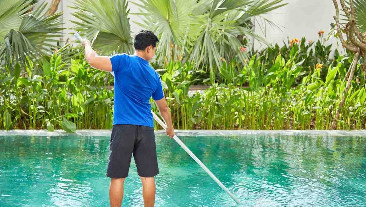 skim-e1739914523137 pool service and pool maintenance